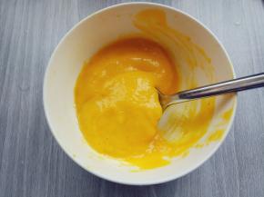 芒果去皮，切块，加盐、橄榄油、奶油，打成芒果泥