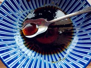 将柚子酱油，黑醋汁，鱼露，蜂蜜，香油，芥末打匀，调成酱汁备用