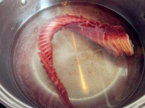 章鱼足用七八十度的热水快速焯一下