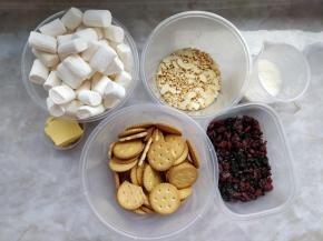 准备好各种食材，黄油无需软化。坚果可根据个人喜好选择。饼干掰成大块备用。