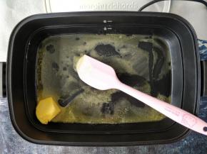 将黄油放入深盘中，用低火融化成液体状态。