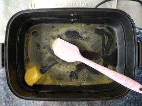 将黄油放入深盘中，用低火融化成液体状态。