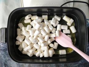 倒入棉花糖，用耐热硅胶铲不停翻动，和黄油搅匀。