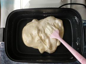 将棉花糖和黄油融化成粘稠的液体。