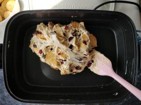 再倒入掰成大块的饼干，用硅胶铲不停翻匀包裹好。