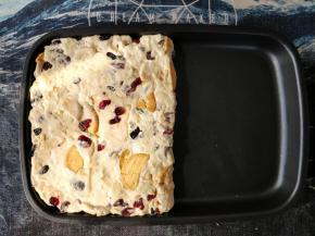 趁热从深盘中倒入，放入平盘中，用手压平表面。