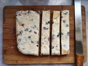 用锯齿刀切成块即可。