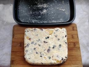 将凝固的雪花酥从平盘中倒出，表面和四周撒少许椰蓉。