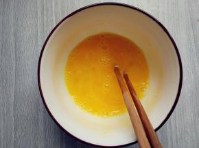 鸡蛋加盐打散