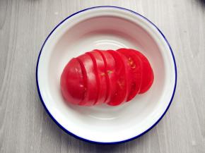 番茄洗净，切厚片