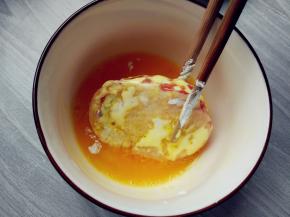 再在蛋液中均匀蘸满