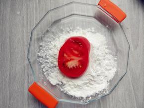 将番茄片在淀粉中蘸一下
