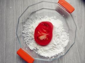 将番茄片在淀粉中蘸一下