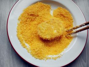 最后在面包糠中滚一下，抖掉多余的部分