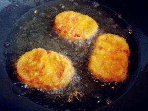 一面炸至金黄后翻面，两面都炸好取出即可。