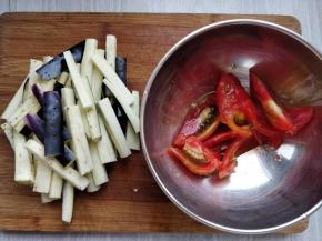 选嫩茄子，切细条后用盐水腌一会儿，这样更容易入味。西红柿切成大块。