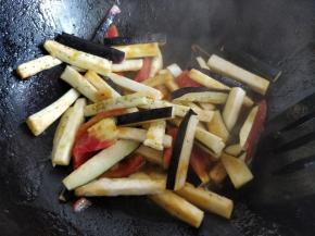 倒入茄条，加盐、糖、少许生抽和水