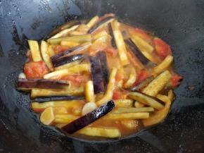 大火翻炒到茄条全熟