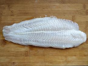 将一片龙利鱼柳在室温下解冻