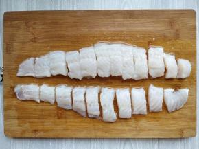 切成大小合适的块，用厨房纸巾吸净水分