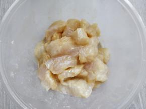 倒入一半的盐、料酒和生抽，2勺淀粉，用手轻柔抓匀后，腌制10分钟左右