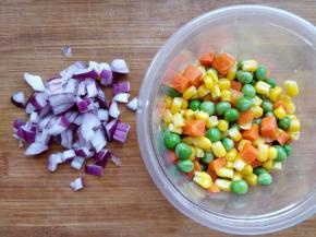 腌鱼块的同时，将洋葱切丁，什锦菜解冻后沥净水分