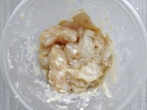 将油倒入小锅中，中火加热到五成热。在鱼块中加入少许面粉和蛋清，抓匀后将鱼块一个个放入油锅中。