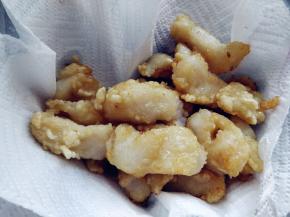 中火，将鱼块炸熟后捞出，放在厨房纸巾上吸掉余油。鱼肉很嫩，也很容易熟，不要炸得太老