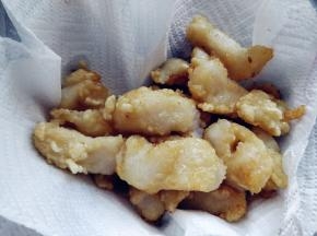 中火，将鱼块炸熟后捞出，放在厨房纸巾上吸掉余油。鱼肉很嫩，也很容易熟，不要炸得太老