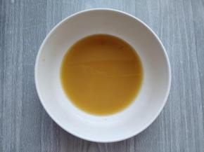 将剩余一半的盐、料酒、生抽，加淀粉，几勺水和糖，搅匀成碗汁备用