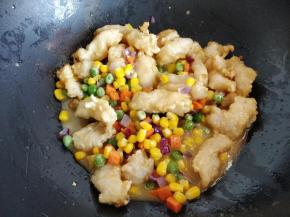 将炸好的鱼块倒入锅中，沿锅边倒入碗汁，中火快速轻柔地翻炒