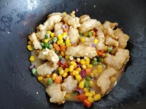 将炸好的鱼块倒入锅中，沿锅边倒入碗汁，中火快速轻柔地翻炒