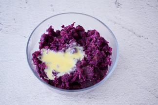 把蒸熟的紫薯加入炼乳，用料理棒打成细腻的泥状
