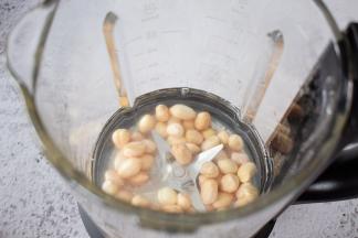 把泡好的花生和糯米倒入破壁机中，加入250毫升的纯净水