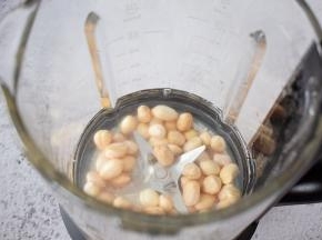 把泡好的花生和糯米倒入破壁机中，加入250毫升的纯净水