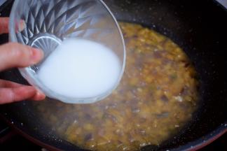 加入水淀粉，水淀粉以画圈方式慢慢加入，继续中小火炖煮5分钟