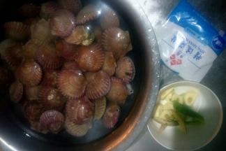 准备食材，扇贝洗净，葱切段，姜蒜切片，备用