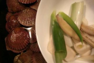 锅中适量倒入清水，放入扇贝，加入葱姜蒜，盐