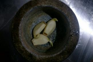 将蒜放入捣蒜器捣成蒜泥