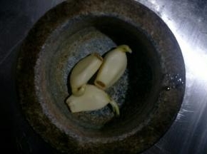 将蒜放入捣蒜器捣成蒜泥