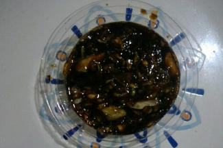 将蒜泥盛入小碗，备用