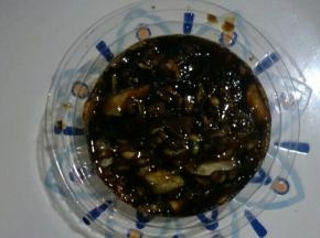 将蒜泥盛入小碗，备用