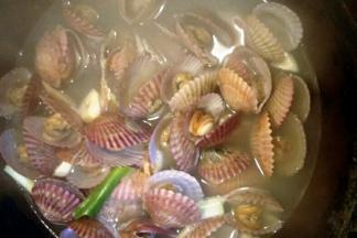 煮至扇贝开口后再煮1分钟左右即可关火