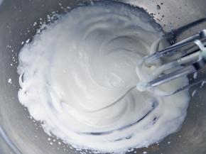 将淡奶油打发到六分发的程度（稍粘稠，提起打蛋器的搅拌头不会很快滴落的程度），放回冰箱冷藏备用。
