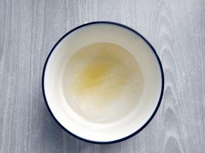 吉利丁片剪碎，放入少许冷水中泡软，沥净水分备用。也可替换为等量吉利丁粉。