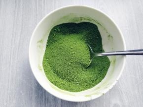 将抹茶粉与细砂糖拌匀备用。