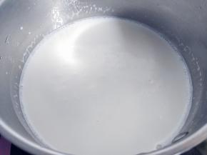 将牛奶和水倒入小锅中，用小火加热到微微起泡的状态，离火。