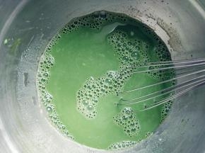 将剩余的牛奶液分几次倒入抹茶粉和细砂糖中，搅匀到糖完全融化后，倒入吉利丁液拌匀。
