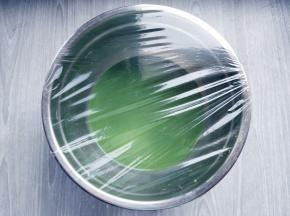 将上一步混合好的液体过筛两三次，盖上保鲜膜，放入冰箱冷藏片刻。