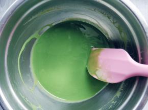 中途将混合液从冰箱中取出拌匀几次，直到混合液的粘稠程度与淡奶油相近，将六分发的淡奶油倒入拌匀。